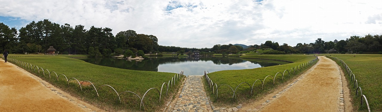 s-20151015 後楽園今日の沢の池西岸から眺めた園内ワイド風景 (1)