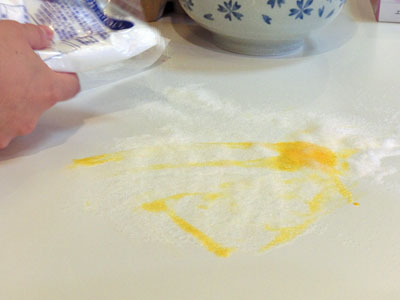 プロが選んだ「家事の裏技」　第５位　10～15分おくと、塩が卵を吸って、掃きとれるように。