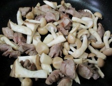 砂肝と茸のガーリックポン酢炒め　調理②