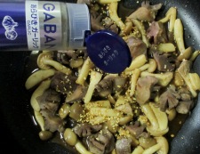砂肝と茸のガーリックポン酢炒め　調理④