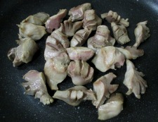砂肝と茸のガーリックポン酢炒め　調理①