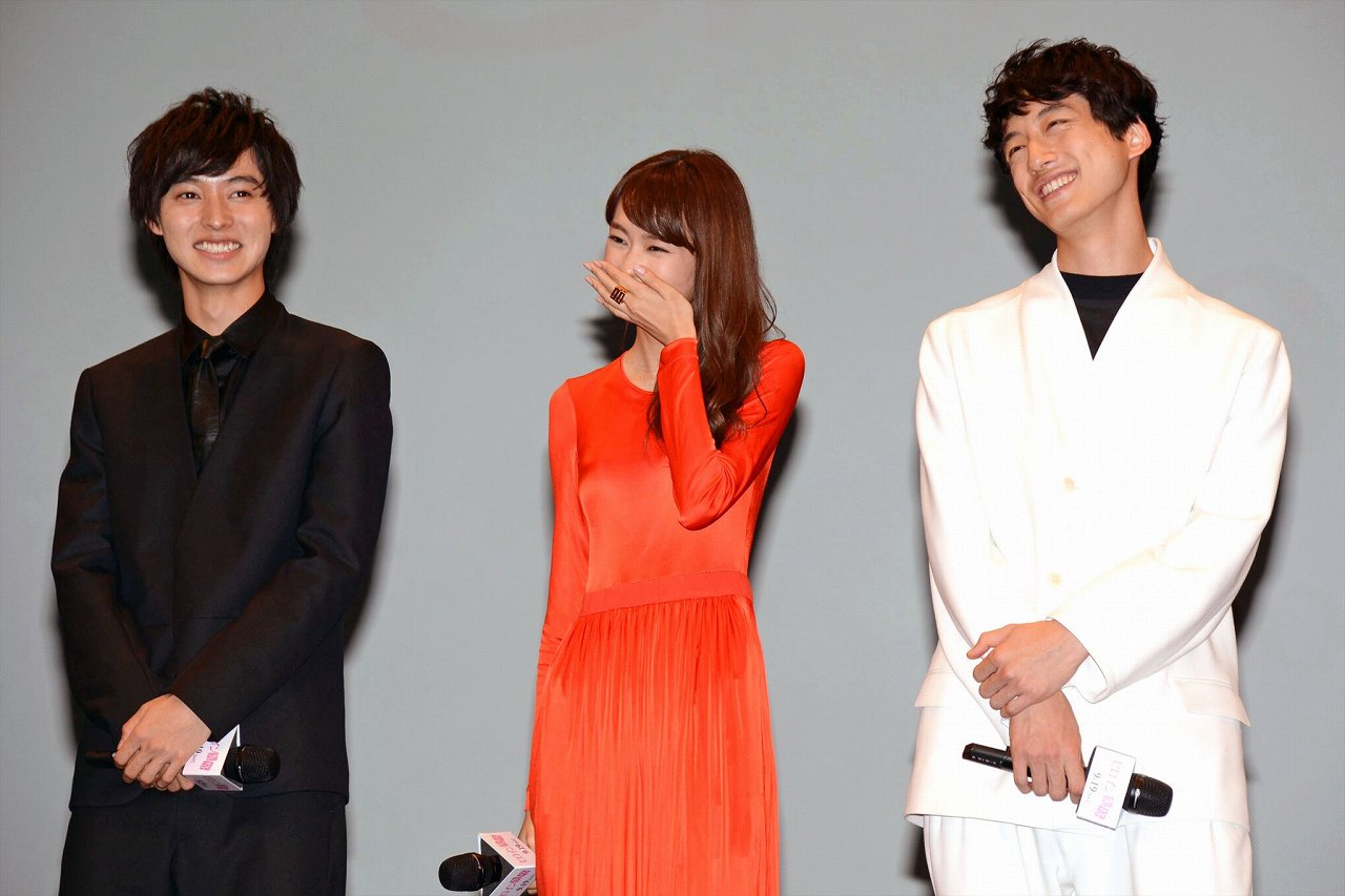 映画「ヒロイン失格」のジャパンプレミア試写会に登場した（左から）山崎賢人、桐谷美玲、坂口健太郎