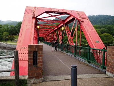 千歳川にかかる赤い橋