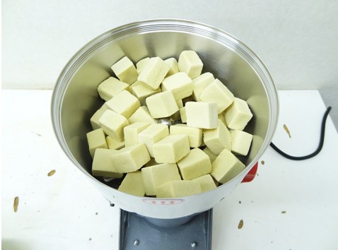 高野豆腐を粉末にする機械
