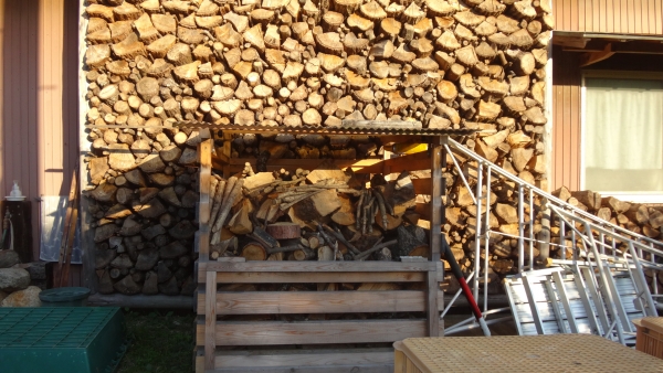 薪ストーブ初焚きの準備 ～ コロ薪いじり - Massanの納屋