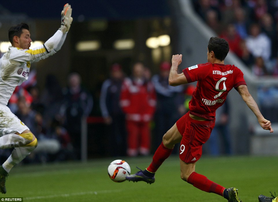 Lewandowski breaks through the Dortmund defence and slots coolly