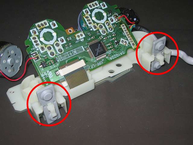 PS プレイステーションコントローラー DUALSHOCK デュアルショック SCPH-110 エメラルド メンテナンス、組立作業 L・R ボタンのラバーパッドを基板固定用プラスチック台座に固定したフレキシブル基板の上から取り付ける