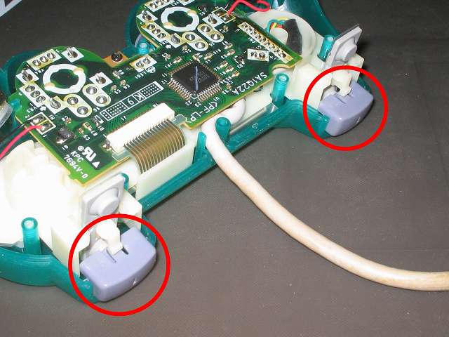 PS プレイステーションコントローラー DUALSHOCK デュアルショック SCPH-110 エメラルド メンテナンス、組立作業 基板固定用プラスチック台座に固定したフレキシブル基板とL・R ボタンラバーパッド上から L1・R1 ボタンを取り付ける、L1・R1 ボタン裏側の突起物と L・R ラバーパッドが画像のように正しく取り付けられていることを確認する、ラバーパッドがくぼんでいる状態だとボタンの押す感触が悪くなったり反応しなくなる可能性があるため