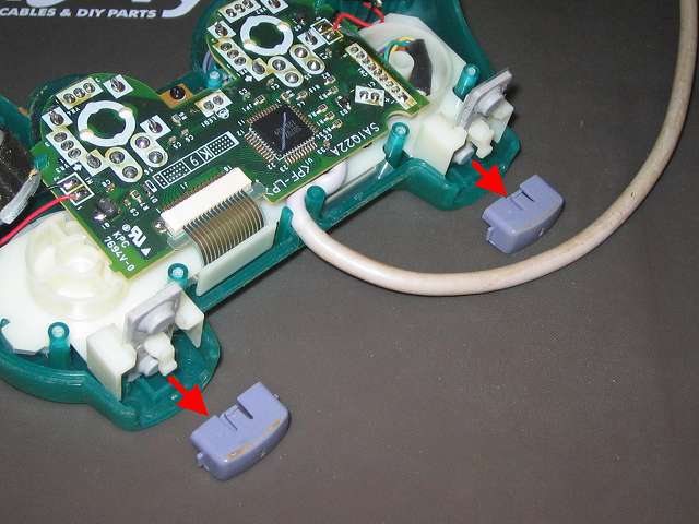 PS プレイステーションコントローラー DUALSHOCK デュアルショック SCPH-110 エメラルド メンテナンス、分解作業 基板固定用プラスチック台座を上に持ち上げ、L1・R1 ボタンを取り外す