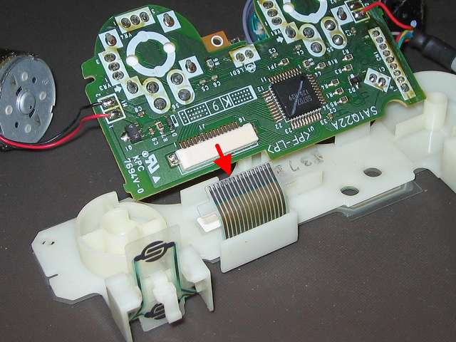 PS プレイステーションコントローラー DUALSHOCK デュアルショック SCPH-110 エメラルド メンテナンス、分解作業 基板に接続しているフレキシブル基板のフィルムコネクタを引っ張って外す