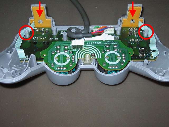 PS プレイステーションコントローラー DUALSHOCK デュアルショック SCPH-1200 メンテナンス、組立作業 コントローラー本体プラスチックカバーに L・R ボタン用基板を取り付け、L・R ボタン用基板の配線を画像赤丸の位置に這わせるようにする
