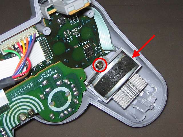 PS プレイステーションコントローラー DUALSHOCK デュアルショック SCPH-1200 メンテナンス、組立作業 持ち手左側の割れている振動モーター用固定ガイドのネジ締め取り付けと振動モーターのセット