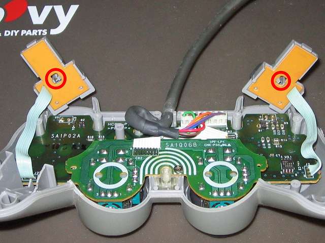 PS プレイステーションコントローラー DUALSHOCK デュアルショック SCPH-1200 メンテナンス、分解作業 L・R ボタン用基板から L・R ボタン固定用ガイド取り外し