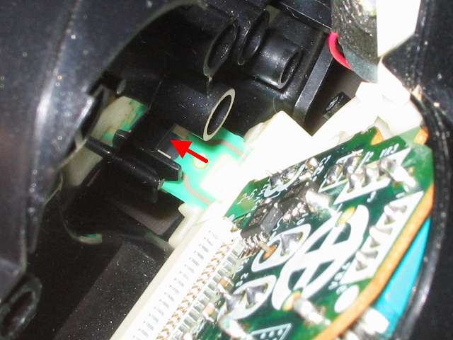 PS2 プレイステーション2 コントローラー DUALSHOCK 2 デュアルショック2 SCPH-10010 メンテナンス、組立作業 L・R ボタンのラバーパッドとフレキシブル基板がコントローラー本体下部プラスチックカバーの L・R ボタン取り付け穴に通したところ