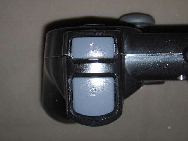PS2 プレイステーション2 コントローラー DUALSHOCK 2 デュアルショック2 SCPH-10010 メンテナンス、組立作業 コントローラープラスチックカバーに L2・R2 ボタンを取り付けたところ