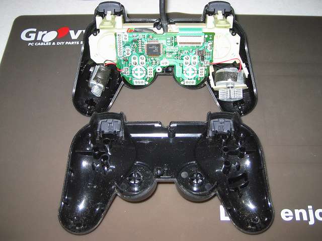 PS2 プレイステーション2 コントローラー DUALSHOCK 2 デュアルショック2 SCPH-10010 メンテナンス、分解作業 コントローラーのネジ取り外し後、コントローラー本体プラスチックカバーを分離