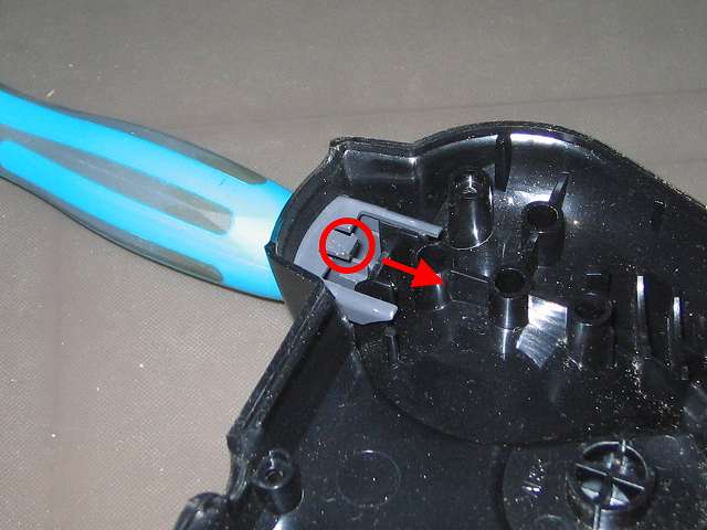 PS2 プレイステーション2 コントローラー DUALSHOCK 2 デュアルショック2 SCPH-10010 メンテナンス、分解作業 コントローラー本体下部プラスチックカバーに取り付けられている L2・R2 ボタンを取り外す場合は、L2・R2 ボタンのツメ（画像赤丸）を下に若干押し下げながら、コントローラー内部側（画像赤矢印方向）に引っ張る