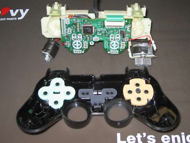 PS2 プレイステーション2 コントローラー DUALSHOCK 2 デュアルショック2 SCPH-10010 メンテナンス、分解作業 コントローラー本体上部プラスチックカバーから基板固定用プラスチック台座を取り外す