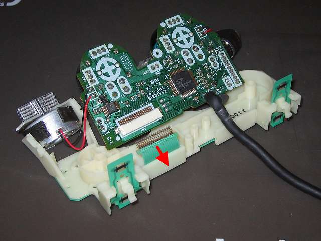 PS2 プレイステーション2 コントローラー DUALSHOCK 2 デュアルショック2 SCPH-10010 メンテナンス、分解作業 基板に接続しているフレキシブル基板のフィルムコネクタを引っ張って外す