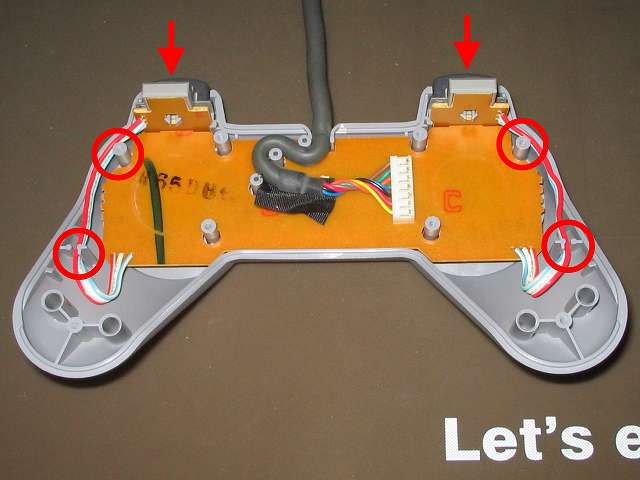PS プレイステーションコントローラー PlayStation Controller SCPH-1080 メンテナンス、組立作業 コントローラー本体プラスチックカバーに L・R ボタン用の基板を取り付け、L・R ボタン用基板の配線を画像赤丸の位置に這わせるようにする
