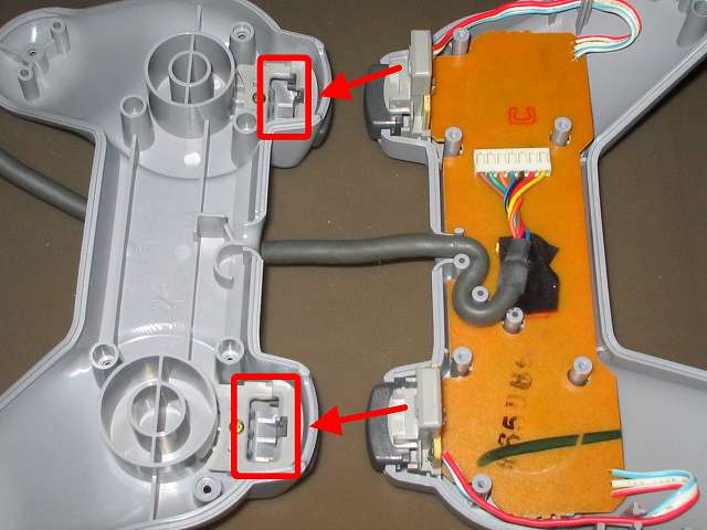PS プレイステーションコントローラー PlayStation Controller SCPH-1080 メンテナンス、組立作業 コントローラー本体プラスチックカバー取り付け、L・R ボタンのラバーパッドと基板（画像右側赤矢印根本側）を、コントローラー本体下部プラスチックカバーの L・R ボタン取り付け穴（画像左側赤枠2ヵ所）に通すように取り付ける