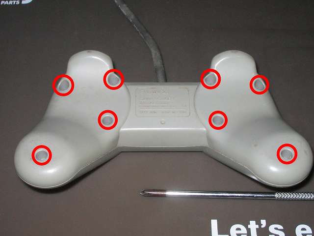 PS プレイステーションコントローラー PlayStation Controller SCPH-1080 メンテナンス、分解作業 コントローラー裏面 8ヶ所（画像赤丸）のネジをプラスドライバーを使って外す
