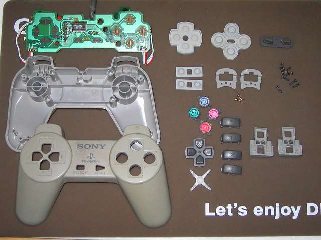 PS プレイステーションコントローラー PlayStation Controller SCPH-1080 メンテナンス、分解作業 コントローラーのすべての部品パーツを取り外し完了