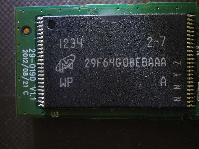 使えなくなった Transcend JetFlash 500 TS16GJF500 （16GB） 分解記念撮影、反対側にあるフラッシュメモリ？