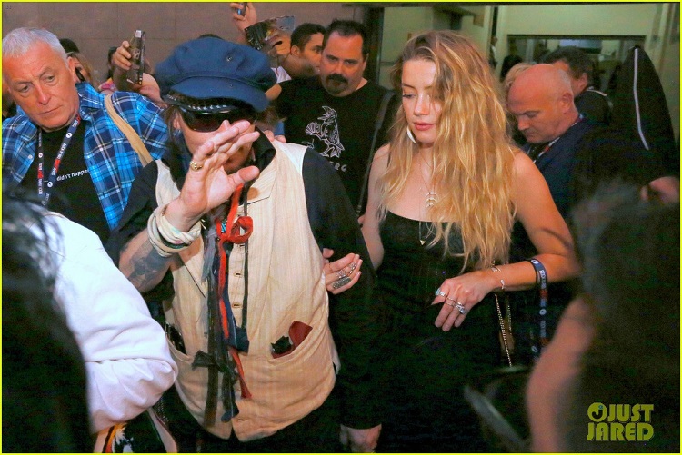 amber-heard-joins-johnny-depp-at-rock-in-rio-show-11.jpg