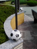 JR韮崎駅　サッカーボールのモニュメント